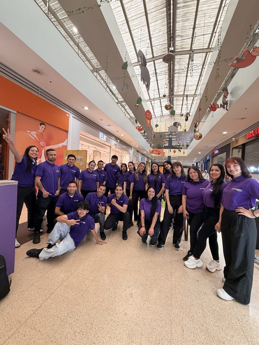 Equipo de Valcost en una activación de marca